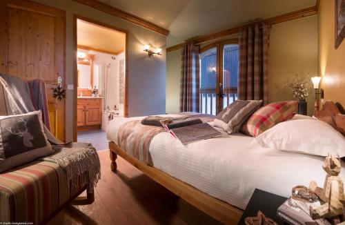 a bedroom with a large bed and a window at Le Chalet des Cimes in Belle Plagne
