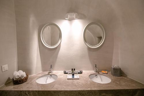 Vonios kambarys apgyvendinimo įstaigoje Elegant Santorini Villa Villa Mariniou Private Hot Tub Air Conditioning 2 Bedrooms Oia