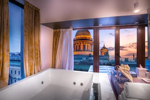 eine Badewanne in einem Zimmer mit einem großen Fenster in der Unterkunft SO/ Saint Petersburg in Sankt Petersburg