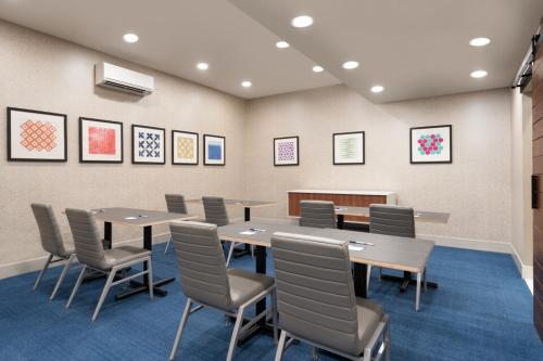 une salle de conférence avec des tables et des chaises dans l'établissement Holiday Inn Express - Jamaica - JFK AirTrain - NYC by IHG, à Queens