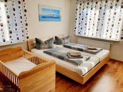 Llit o llits en una habitació de Drei Zimmer Apartment am Rhein
