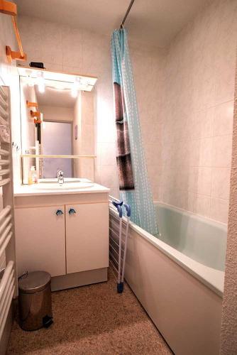 une salle de bain avec un lavabo, une baignoire et une douche dans l'établissement VALFREJUS appartement 2 pièces 35m2, au pied des pistes avec balcon, à Modane