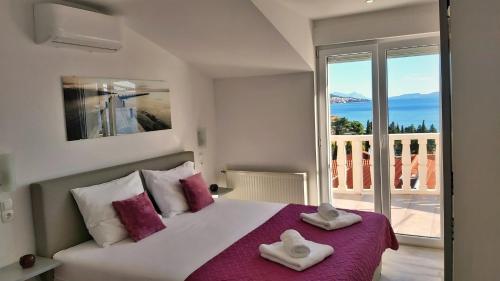 1 dormitorio con cama y vistas al océano en Apartments DaMa, en Duće