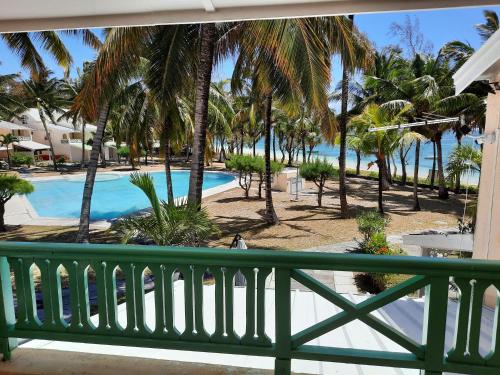 - une vue sur la piscine depuis le balcon du complexe dans l'établissement 23 Residence Thalassa,, à Belle Mare