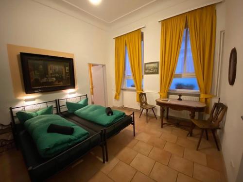 a living room with a couch and a table at Pension Jeske Heidelberg in Heidelberg