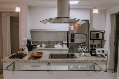 eine Küche mit Spüle und Herd oberen Backofen in der Unterkunft In Mare Bali Resort Beira Mar by Qavi - 224 in Granja Beira Mar