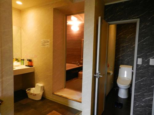 Hotel Mariage Tsukuba في تسوكوبا: حمام مع مرحاض ومغسلة ودش