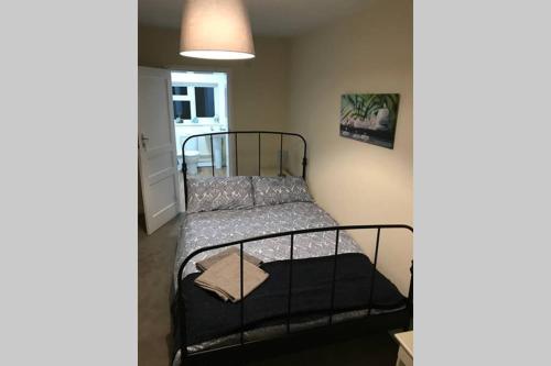 ein kleines Schlafzimmer mit einem Bett in einem Zimmer in der Unterkunft Louis Lodge in Salisbury