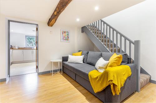 A seating area at Guest Homes - Bridge Street Residence