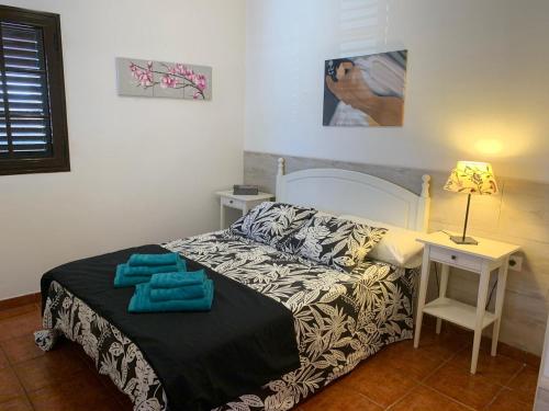 a bedroom with a bed with two towels on it at CHEGAMOS in Punta de Mujeres