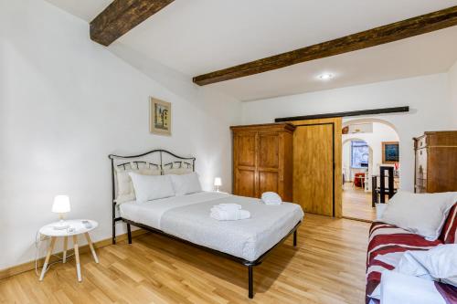um quarto com uma cama e uma mesa em Deluxe Apartment - Campo dei Fiori em Roma