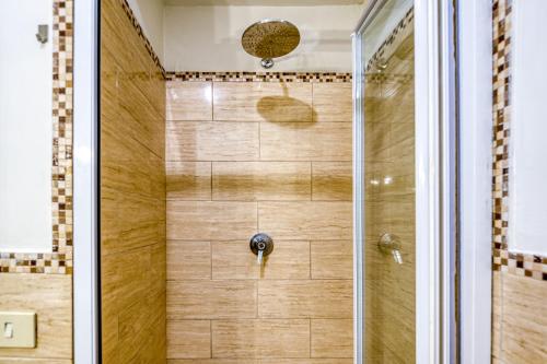 um chuveiro numa casa de banho com uma porta de vidro em Deluxe Apartment - Campo dei Fiori em Roma