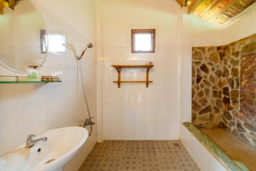 
A bathroom at Vung Bau Resort
