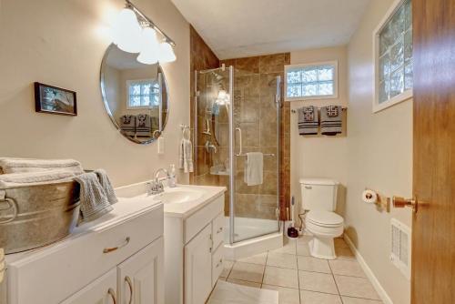 uma casa de banho com um lavatório, um chuveiro e um WC. em Close To Adventure Heart Of Linville Falls em Newland