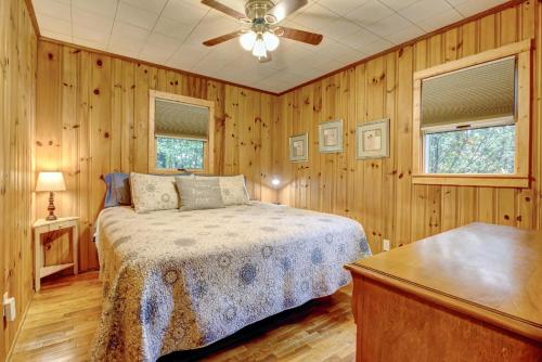um quarto com uma cama e uma ventoinha de tecto em Close To Adventure Heart Of Linville Falls em Newland