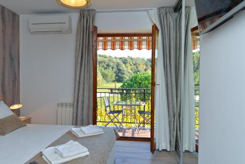 Postel nebo postele na pokoji v ubytování Apartments Elvis 1299