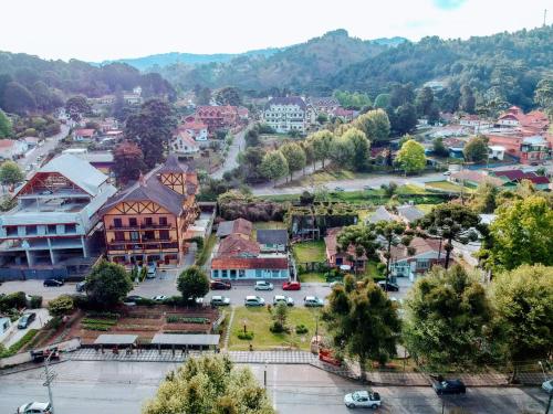 an aerial view of a small town with cars parked at Excelente Apto a 2 km CENTRINHO TURÍSTICO in Campos do Jordão