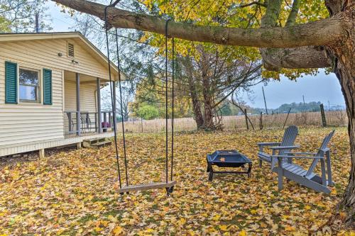 Κήπος έξω από το Charming Guesthouse Getaway on 10-Acre Farm!