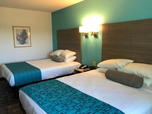 ein Hotelzimmer mit 2 Betten in einem Zimmer in der Unterkunft Red Lion Inn & Suites Elk Grove Village in Elk Grove Village