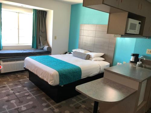 Katil atau katil-katil dalam bilik di Red Lion Inn & Suites Elk Grove Village