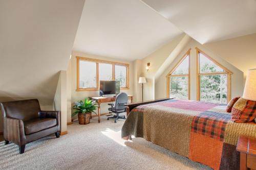 een slaapkamer met een bed, een bureau en een stoel bij Retreat By The Rockies #3149 in Estes Park