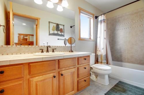 een badkamer met een wastafel, een toilet en een spiegel bij Retreat By The Rockies #3149 in Estes Park