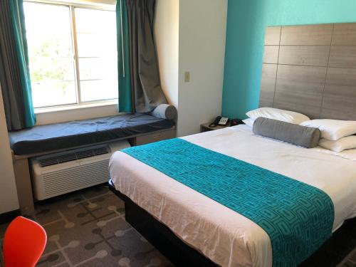 Katil atau katil-katil dalam bilik di Red Lion Inn & Suites Elk Grove Village