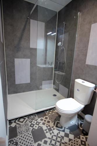 La salle de bains est pourvue d'une douche et de toilettes blanches. dans l'établissement Villa Jean Julien - Le Capucin - Appartement T1 - 1 chambres - 4 personnes, à Le Mont-Dore