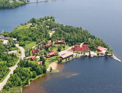 Four-Season Resort on the Shore of Calabogie Lake