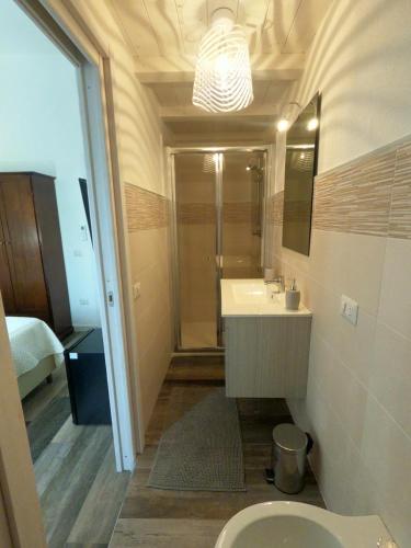 ein Bad mit einem Waschbecken, einer Dusche und einem WC in der Unterkunft Villa Sari affitta camere in La Caletta