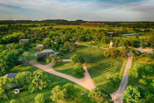 einen Luftblick auf einen Bauernhof mit Bäumen und Gras in der Unterkunft Barons CreekSide Resort in Fredericksburg