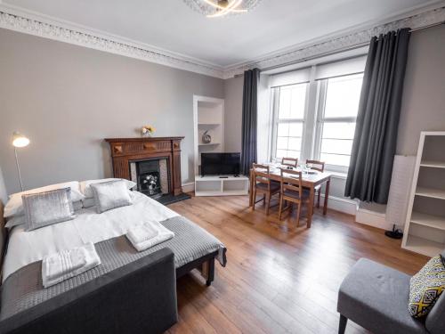 Gallery image of New Superhost Listing: Bright flat nr. University in Dundee