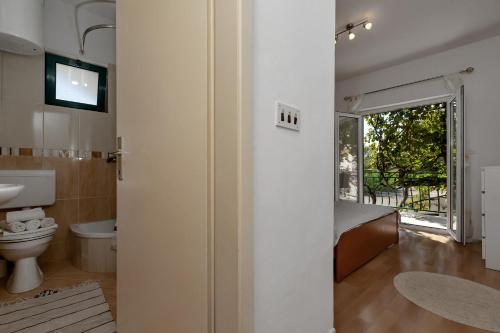 a bathroom with a toilet and a sink at Apartmani Antonela in Drasnice