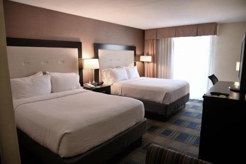 Habitación de hotel con 2 camas y ventana en Holiday Inn Akron-West, an IHG Hotel, en Montrose