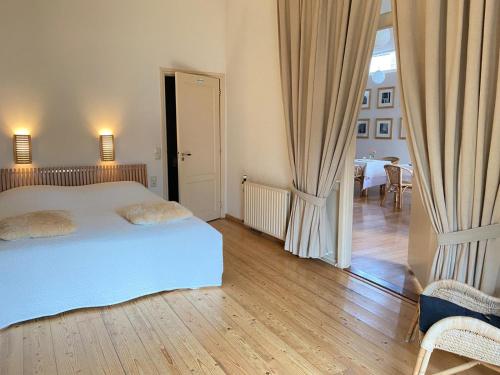 een slaapkamer met een bed en een eetkamer bij Hotel het Oude Postkantoor in Brummen