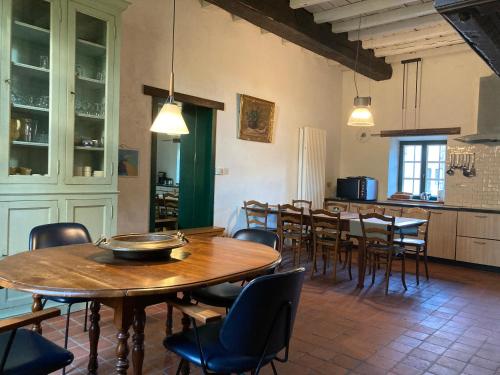 a dining room with tables and chairs and a kitchen at B&B De Metstermolen in Sint-Truiden
