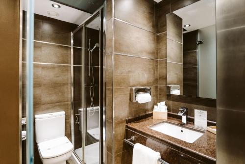 een badkamer met een toilet en een wastafel bij Hotel Abando in Bilbao
