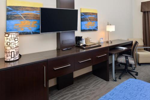 Μια τηλεόραση ή/και κέντρο ψυχαγωγίας στο Holiday Inn Express Hotel & Suites St. Louis West-O'Fallon by IHG