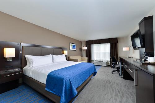 Ένα ή περισσότερα κρεβάτια σε δωμάτιο στο Holiday Inn Express Hotel & Suites St. Louis West-O'Fallon by IHG