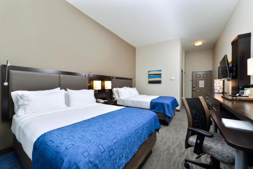 Säng eller sängar i ett rum på Holiday Inn Express Hotel & Suites St. Louis West-O'Fallon, an IHG Hotel