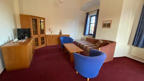 TV a/nebo společenská místnost v ubytování HOTEL CHATEAU ZAMEK CEJKOVICE