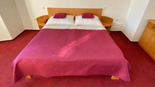 Postel nebo postele na pokoji v ubytování HOTEL CHATEAU ZAMEK CEJKOVICE