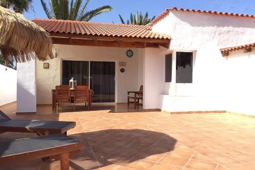 a patio in front of a white house at Rio Sol - Oasis de Privacidad in Costa Calma