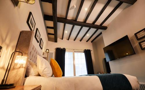 Ein Bett oder Betten in einem Zimmer der Unterkunft The Lawrence