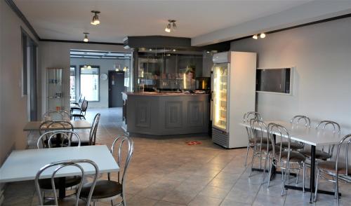 een restaurant met tafels en stoelen en een bar bij Motel Quatre Saisons in Forestville