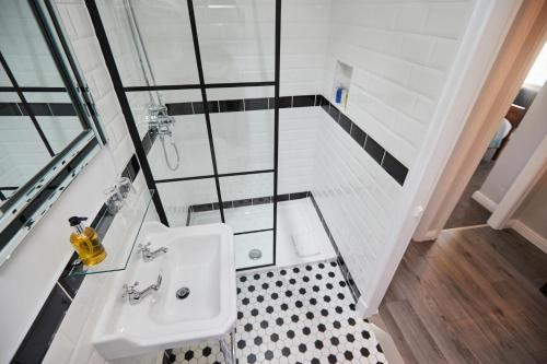 Ein Badezimmer in der Unterkunft The Lawrence