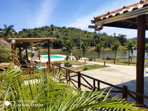 vista para a piscina num resort em Raposo Vale Encantado Pousada em Antônio Prado