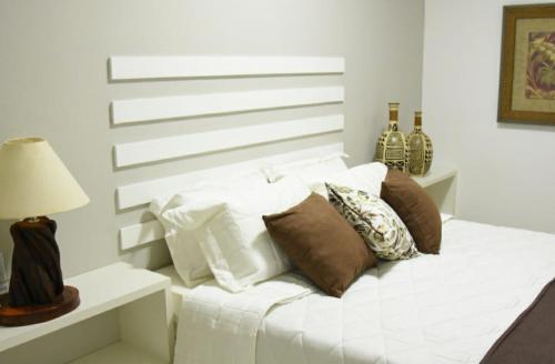 ein weißes Sofa mit Kissen darauf im Zimmer in der Unterkunft Raposo Vale Encantado Pousada in Antônio Prado