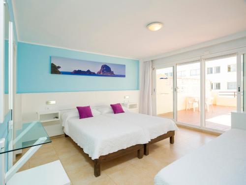 Postel nebo postele na pokoji v ubytování Hostal Costa Blanca