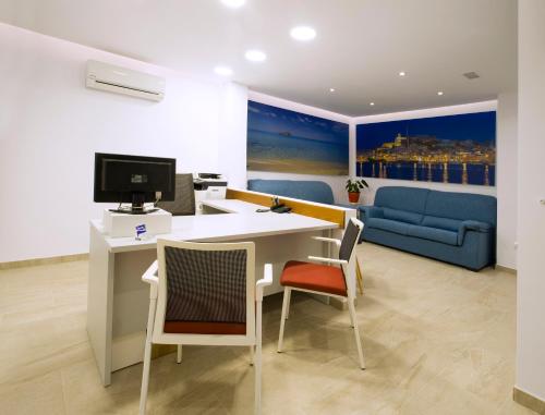 Imagen de la galería de Hostal Costa Blanca, en Ibiza